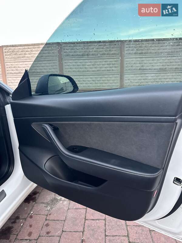 Седан Tesla Model 3 2020 в Стрые