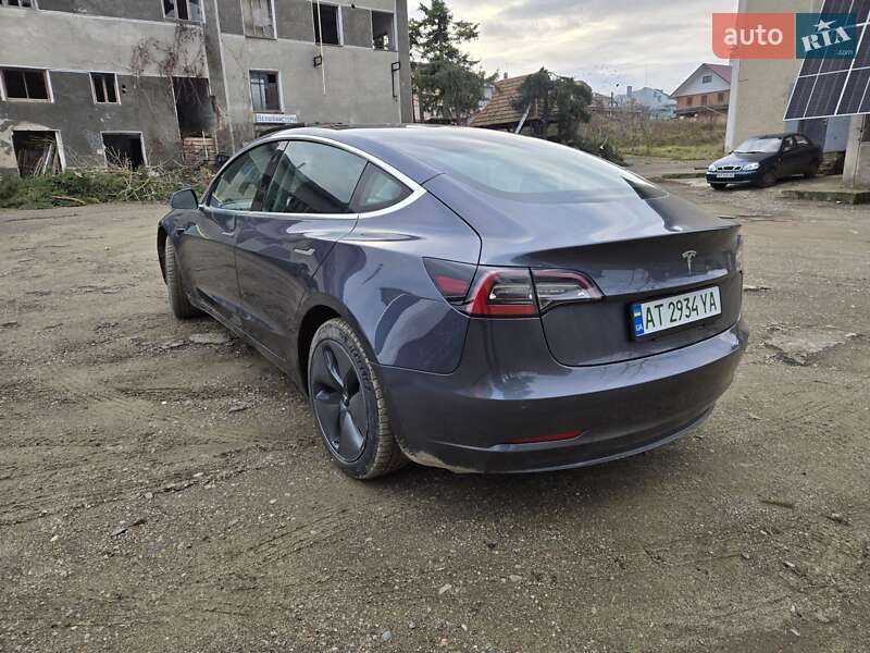 Седан Tesla Model 3 2020 в Снятине