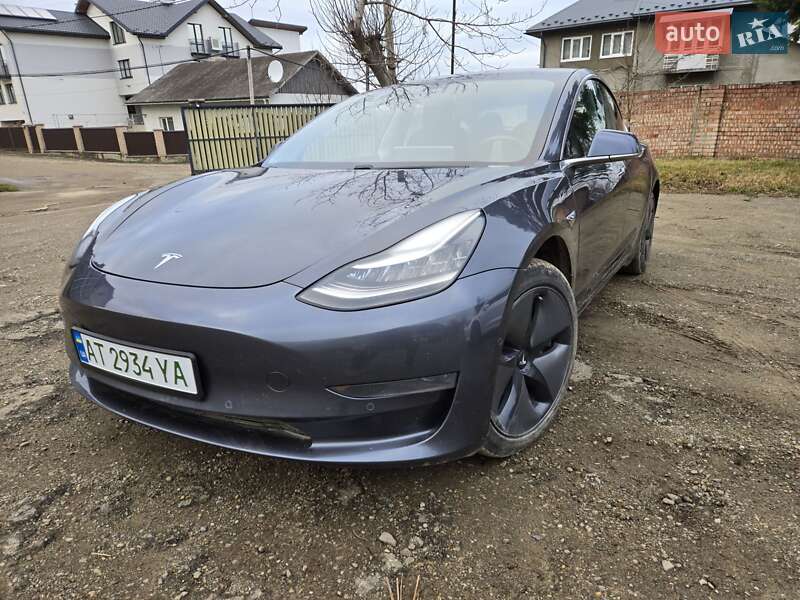 Седан Tesla Model 3 2020 в Снятине