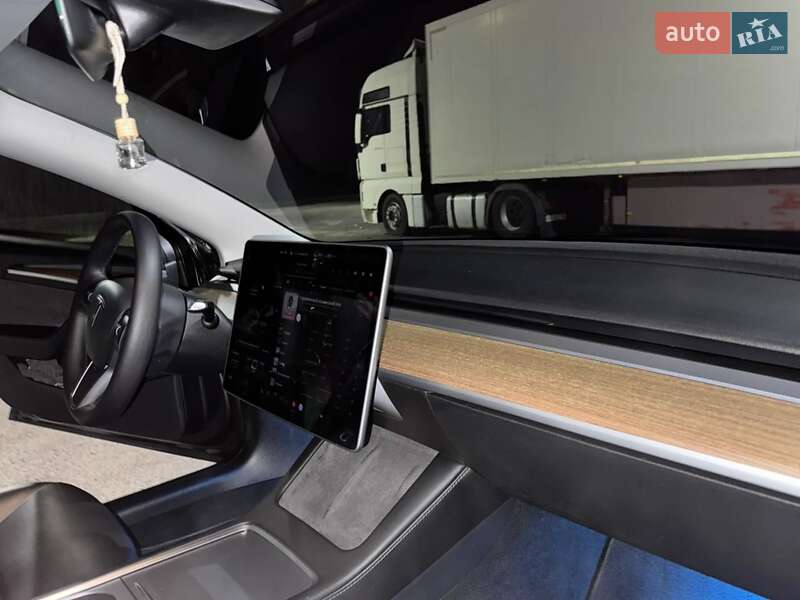 Седан Tesla Model 3 2021 в Великих Мостах