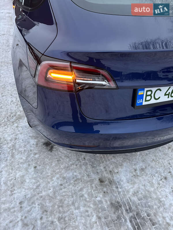 Седан Tesla Model 3 2022 в Львове