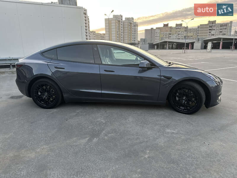 Седан Tesla Model 3 2022 в Киеве