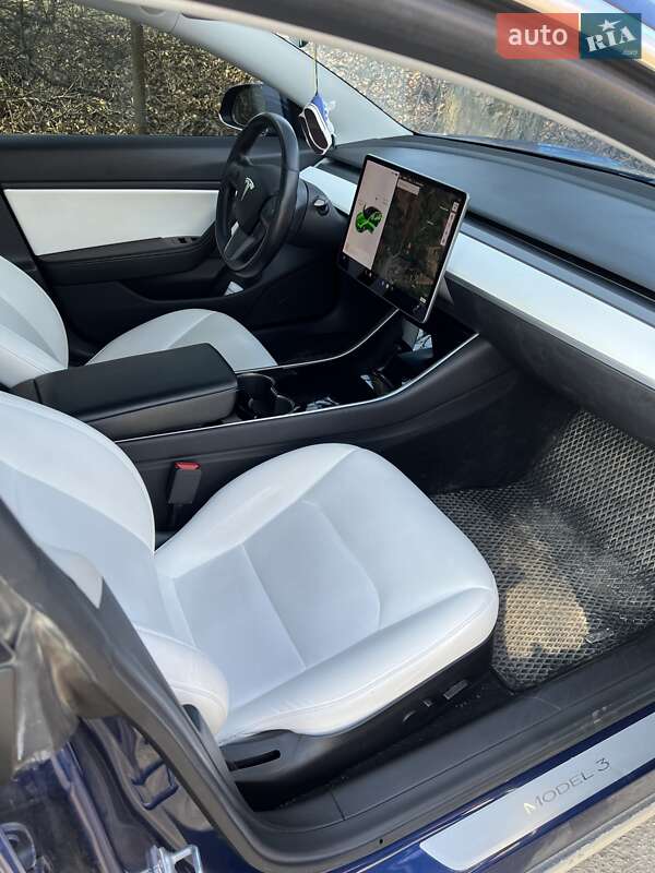 Седан Tesla Model 3 2019 в Львове