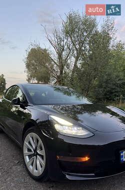 Седан Tesla Model 3 2022 в Чернівцях