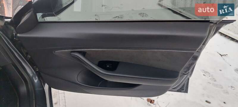 Седан Tesla Model 3 2020 в Черновцах