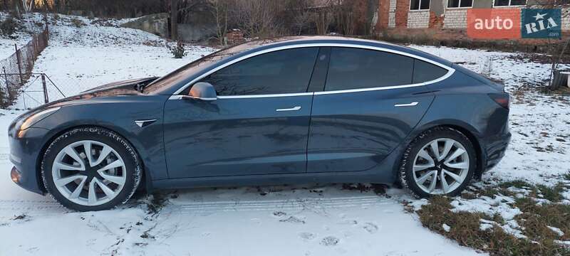 Седан Tesla Model 3 2020 в Черновцах