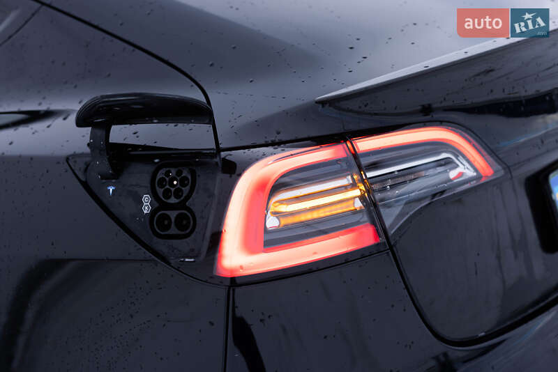 Седан Tesla Model 3 2021 в Львове