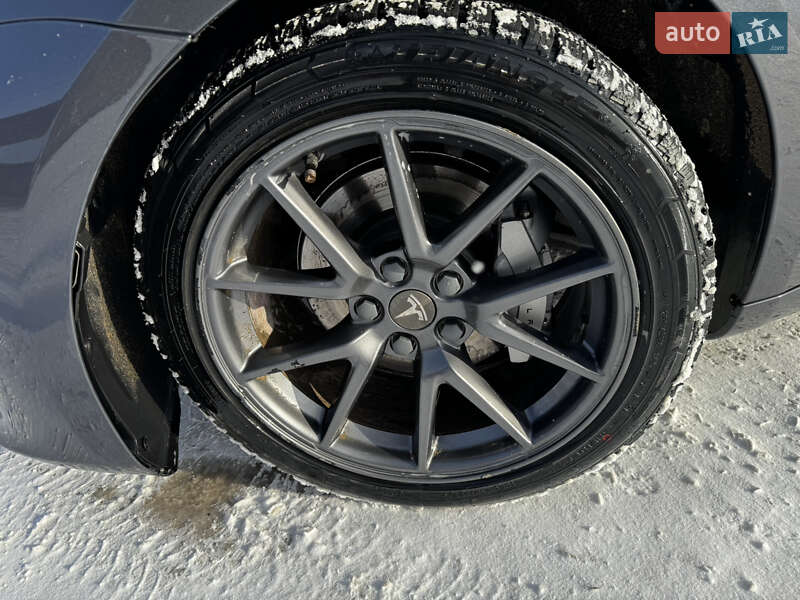 Седан Tesla Model 3 2022 в Чернівцях