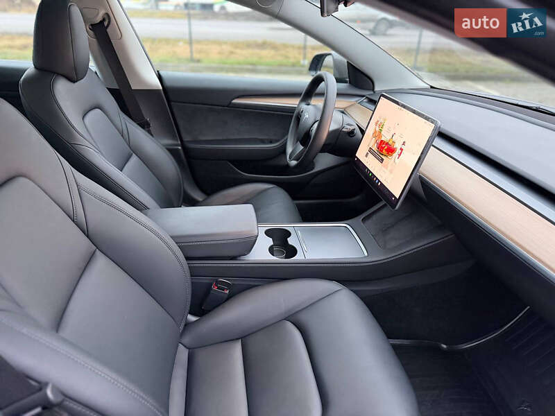 Седан Tesla Model 3 2023 в Львове