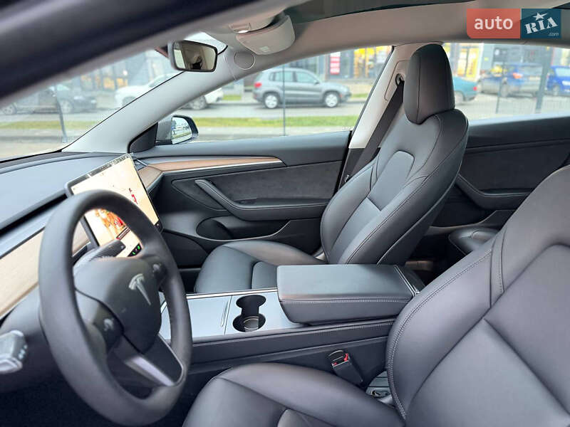 Седан Tesla Model 3 2023 в Львове