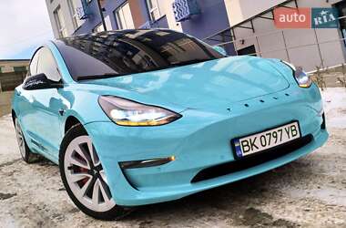 Седан Tesla Model 3 2022 в Ровно