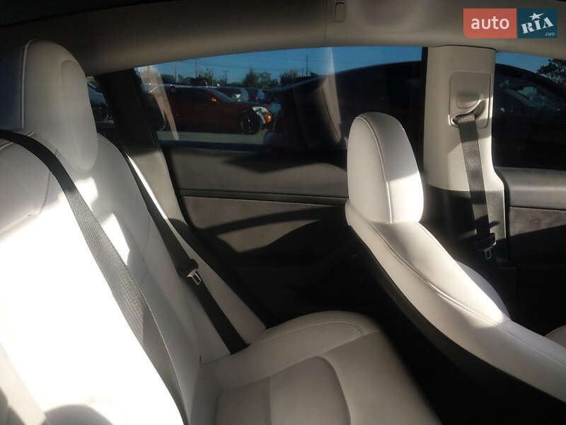 Седан Tesla Model 3 2023 в Вінниці