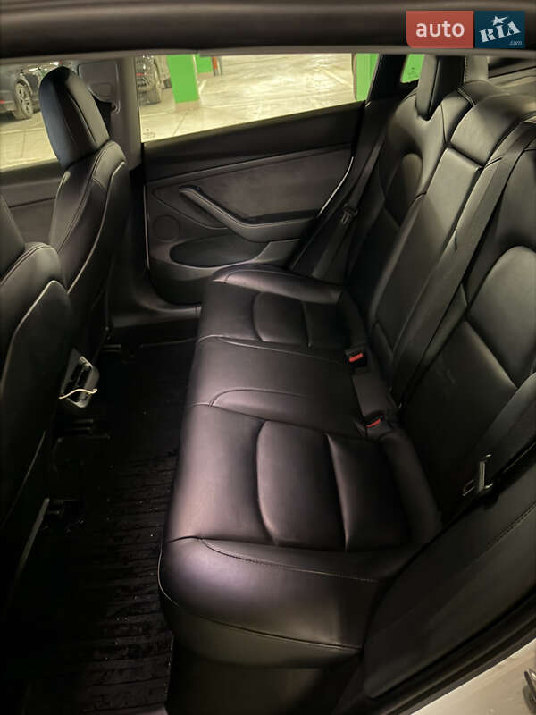 Седан Tesla Model 3 2021 в Черновцах