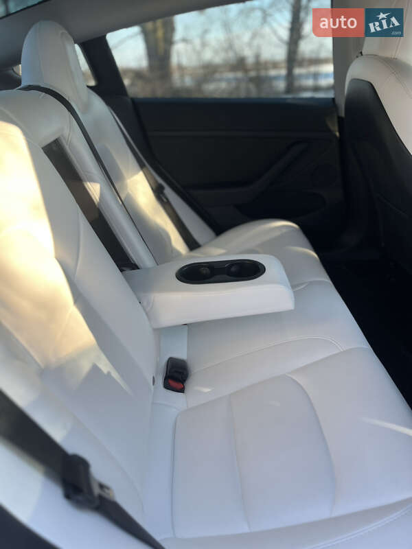 Седан Tesla Model 3 2022 в Львові