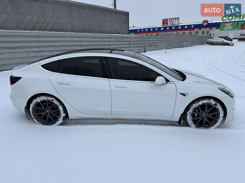 Седан Tesla Model 3 2019 в Ровно