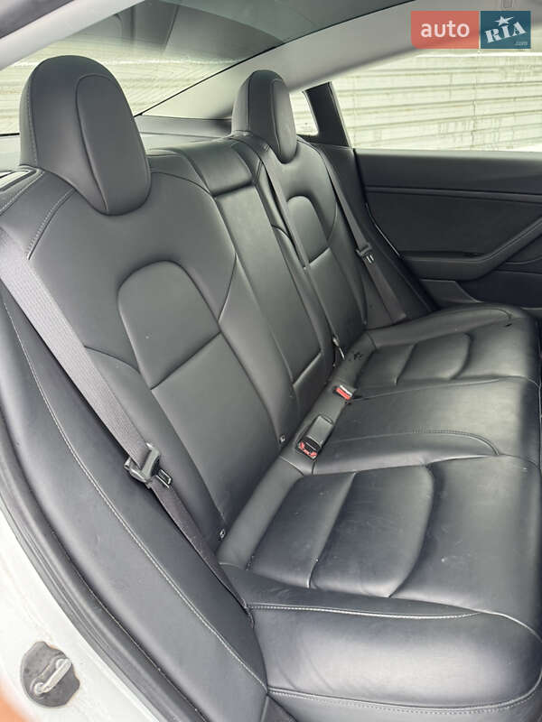 Седан Tesla Model 3 2019 в Ровно