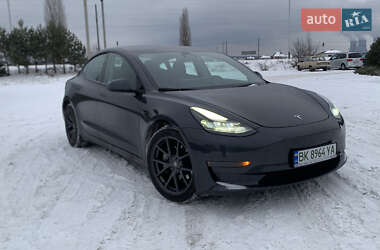 Седан Tesla Model 3 2023 в Вараше