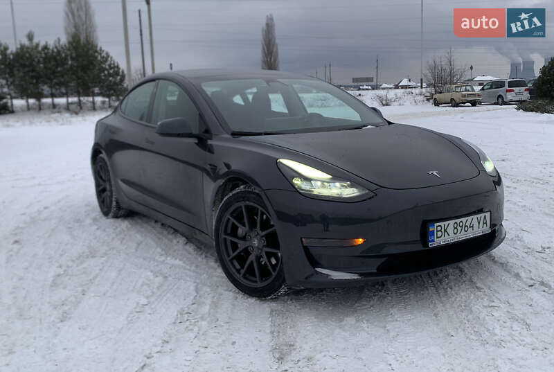 Седан Tesla Model 3 2023 в Вараше