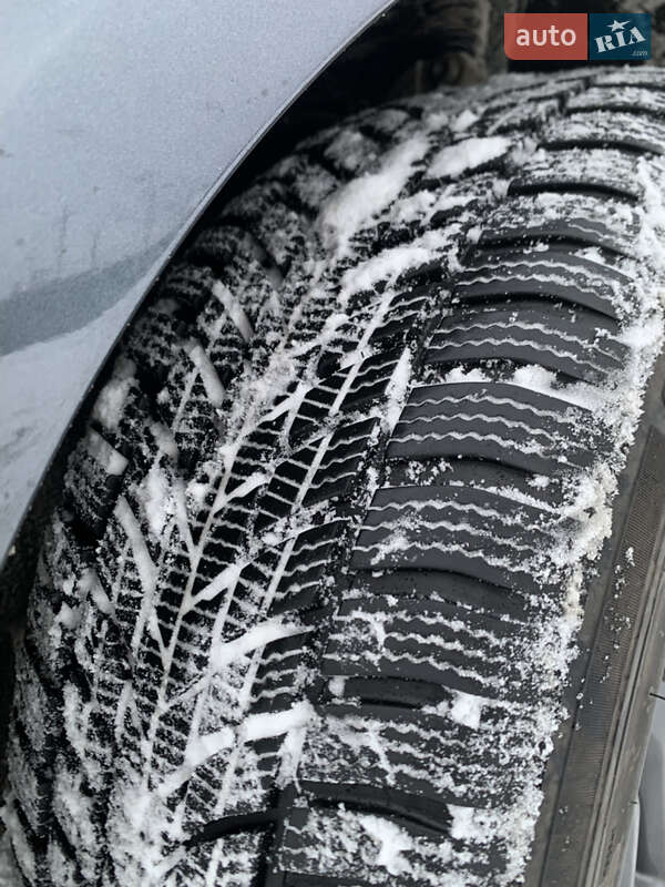 Седан Tesla Model 3 2023 в Вараше