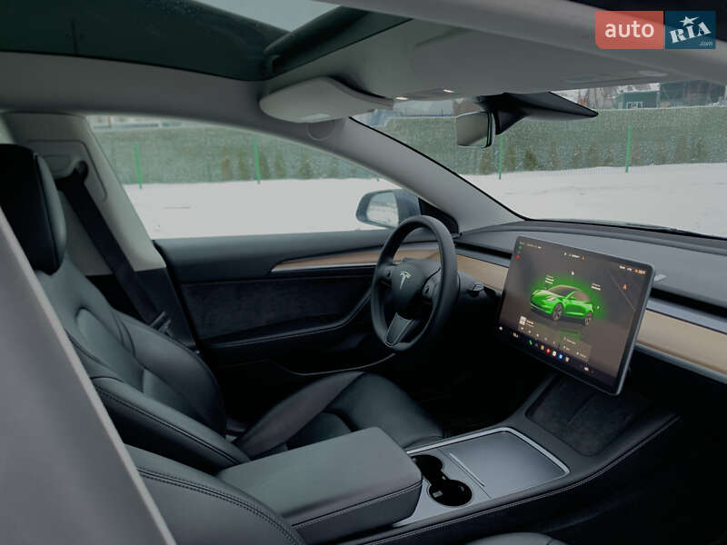 Седан Tesla Model 3 2023 в Вараше