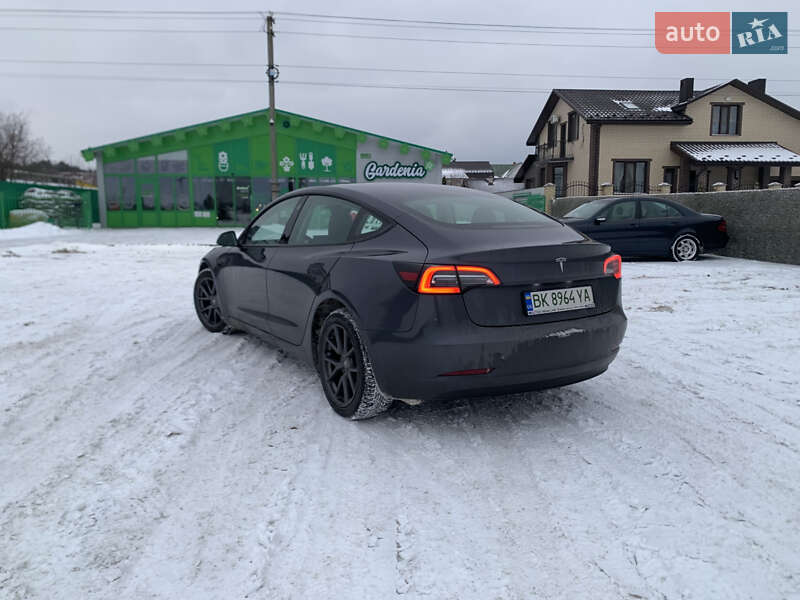 Седан Tesla Model 3 2023 в Вараше