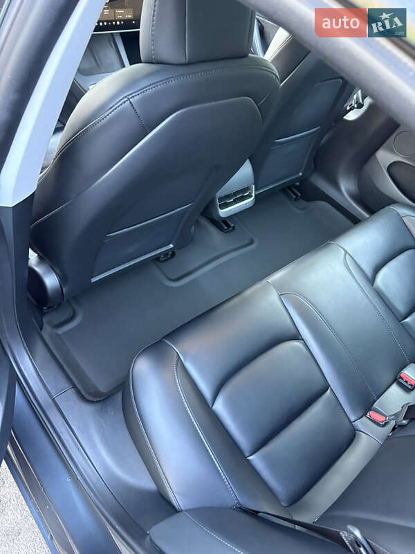 Седан Tesla Model 3 2023 в Вышгороде
