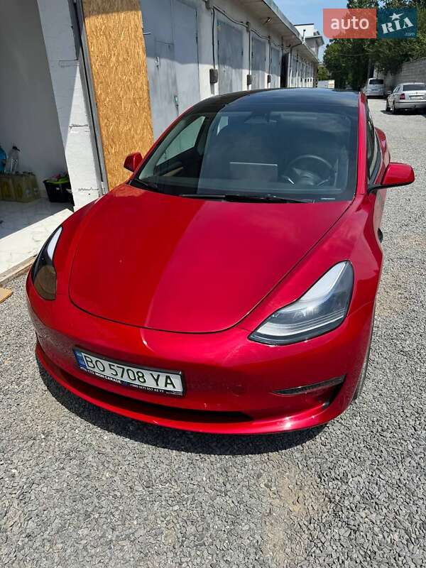 Седан Tesla Model 3 2023 в Скалаті