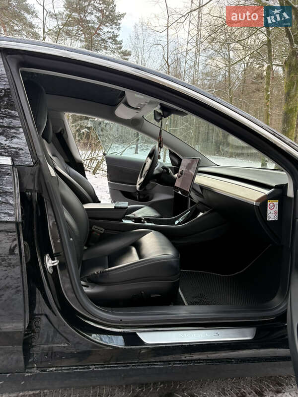 Седан Tesla Model 3 2019 в Березане