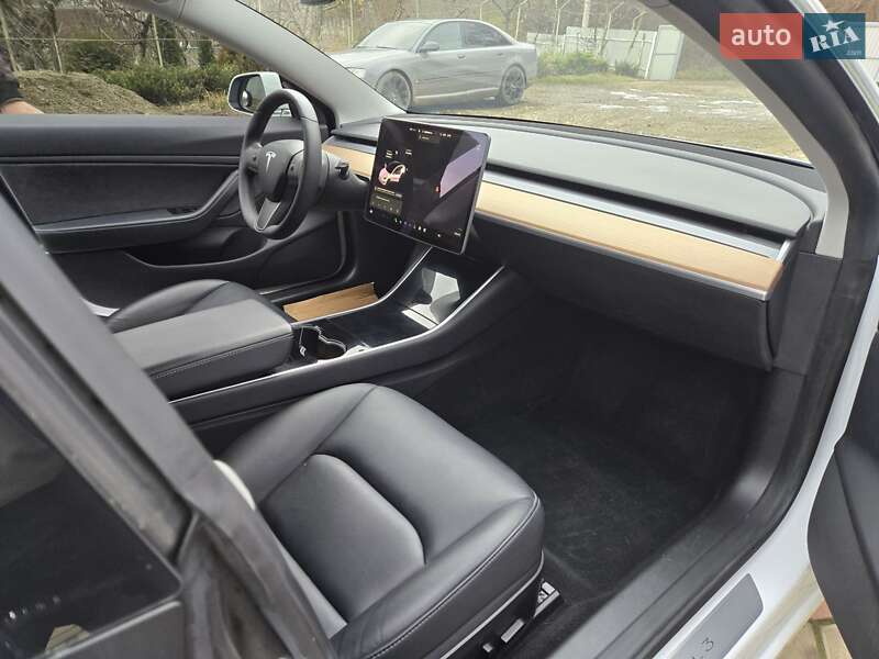 Седан Tesla Model 3 2019 в Снятине