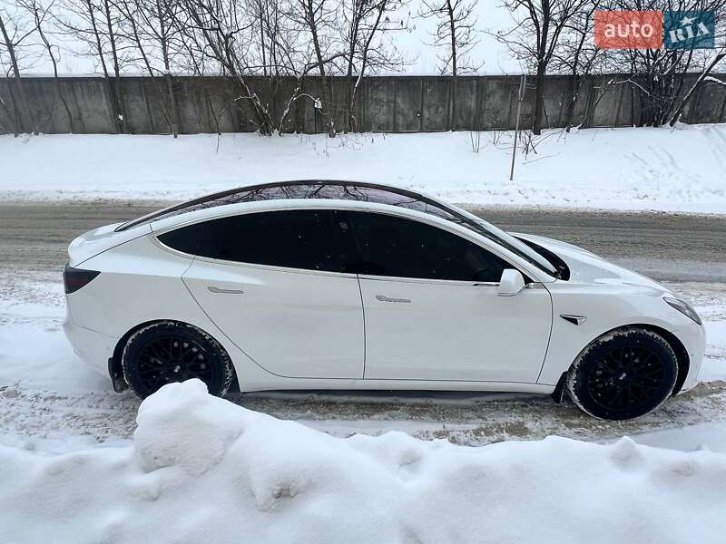 Седан Tesla Model 3 2017 в Львові