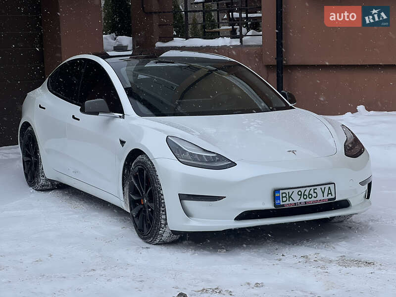 Седан Tesla Model 3 2019 в Ровно