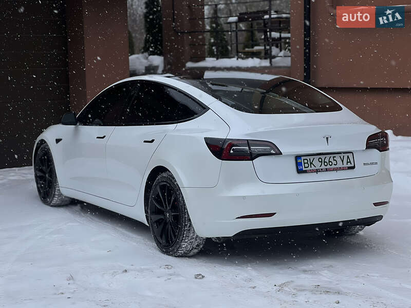 Седан Tesla Model 3 2019 в Ровно