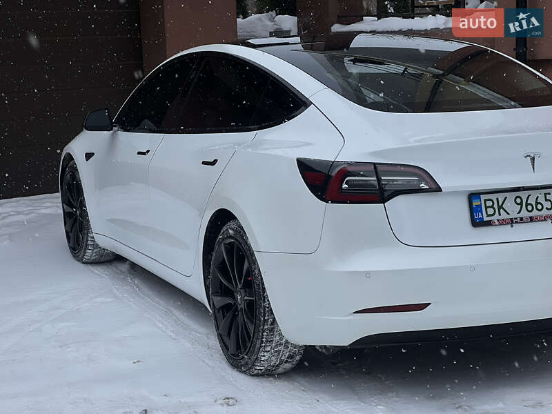Седан Tesla Model 3 2019 в Ровно