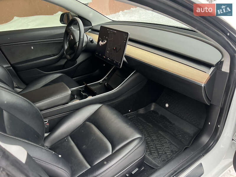 Седан Tesla Model 3 2019 в Ровно