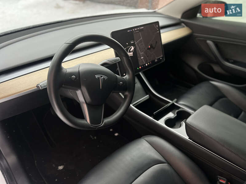 Седан Tesla Model 3 2019 в Ровно