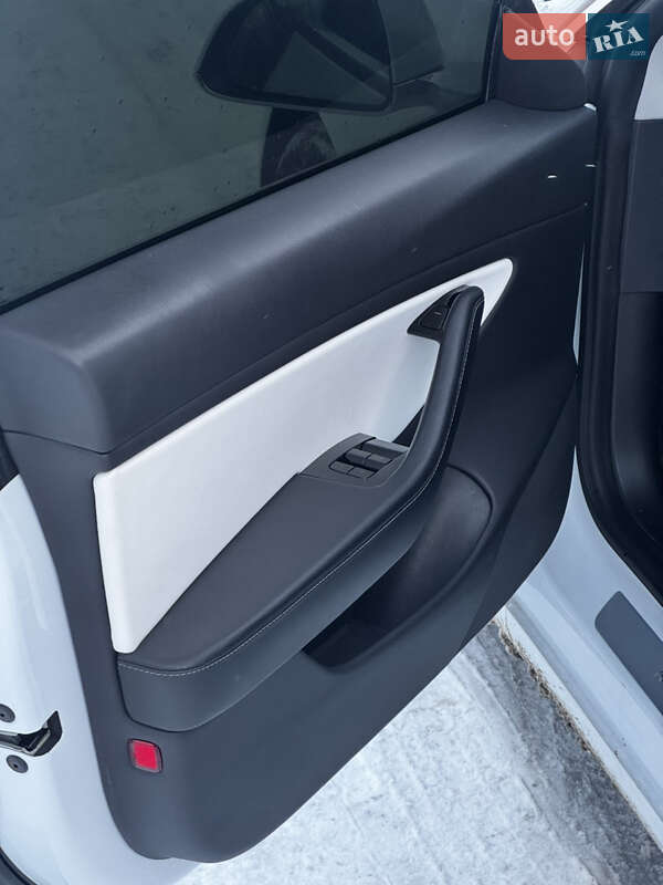 Седан Tesla Model 3 2019 в Киеве