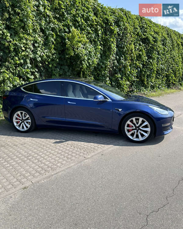 Седан Tesla Model 3 2018 в Львове
