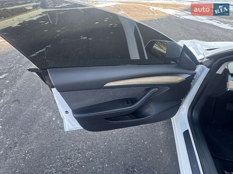 Седан Tesla Model 3 2022 в Черкассах