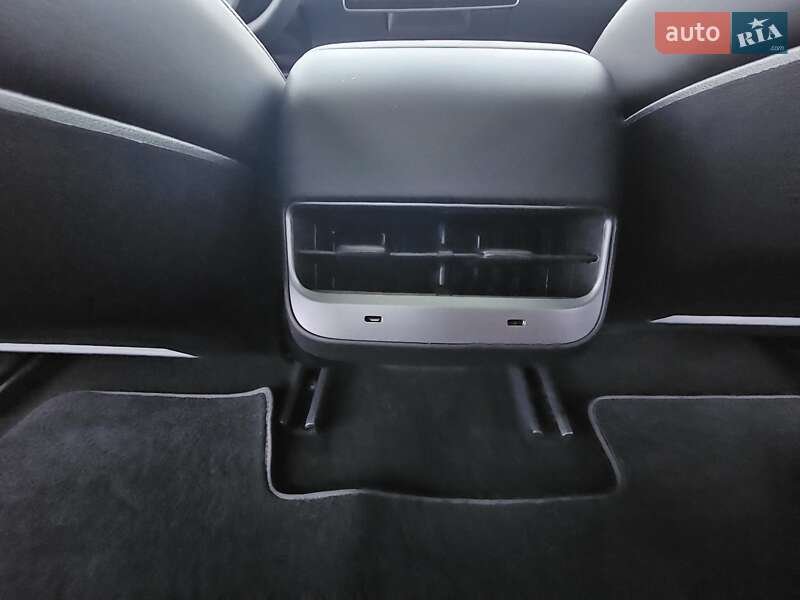 Седан Tesla Model 3 2023 в Виннице