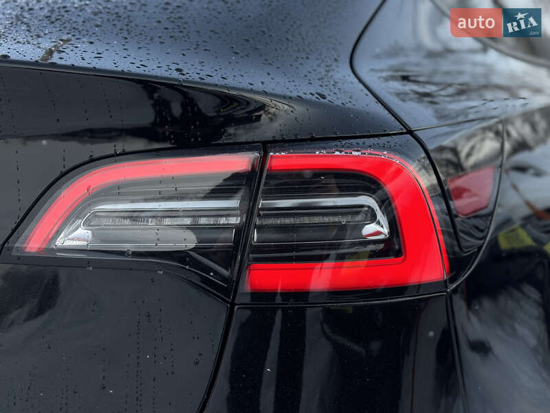 Седан Tesla Model 3 2022 в Умани