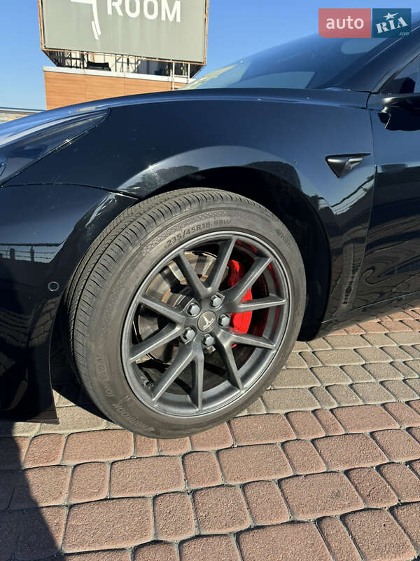 Седан Tesla Model 3 2021 в Киеве