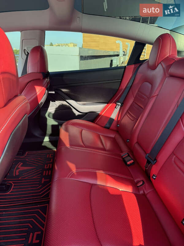 Седан Tesla Model 3 2021 в Киеве