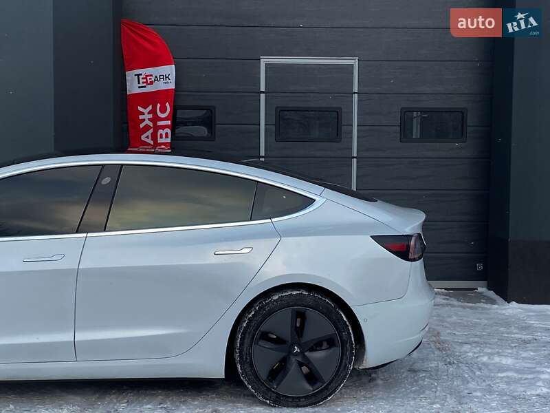Седан Tesla Model 3 2019 в Киеве