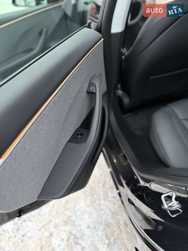 Седан Tesla Model 3 2025 в Киеве