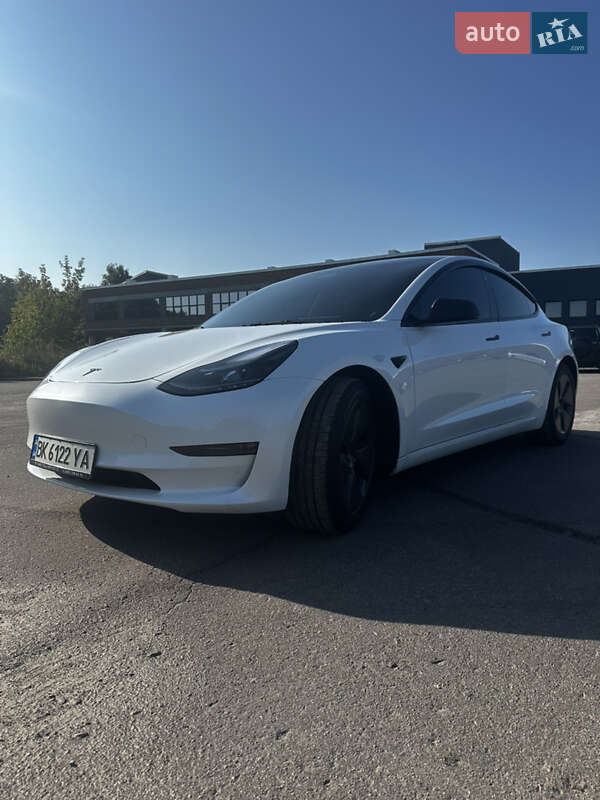 Седан Tesla Model 3 2023 в Ровно