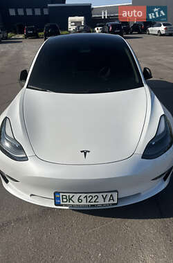 Седан Tesla Model 3 2023 в Ровно