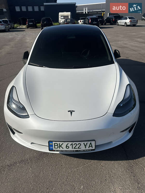 Седан Tesla Model 3 2023 в Ровно