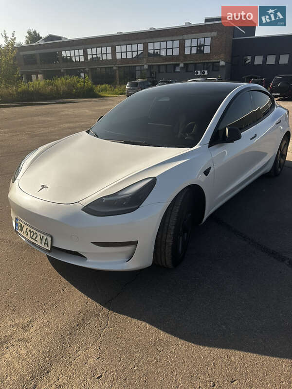 Седан Tesla Model 3 2023 в Ровно