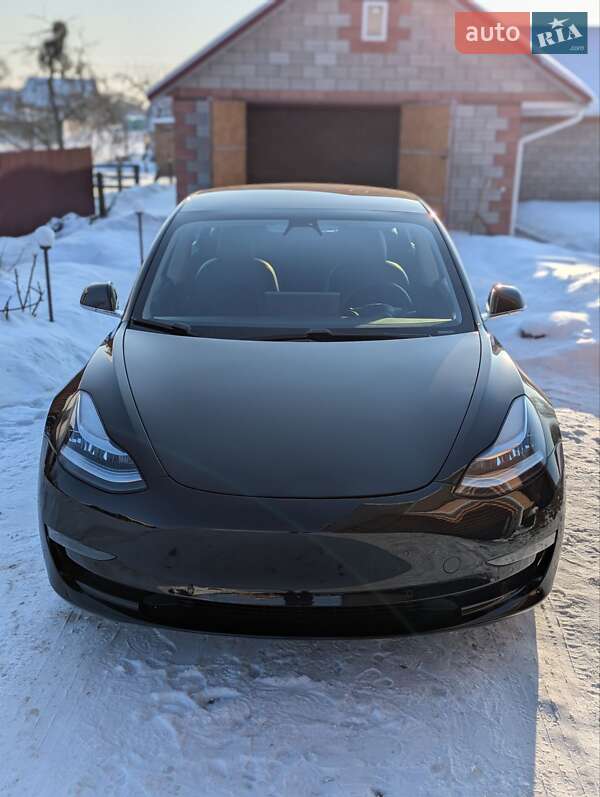 Седан Tesla Model 3 2020 в Березному