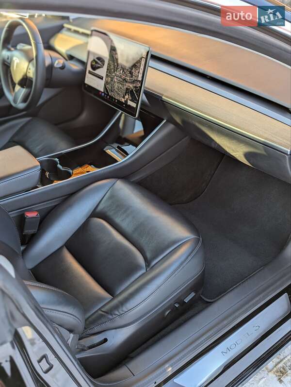 Седан Tesla Model 3 2020 в Березному